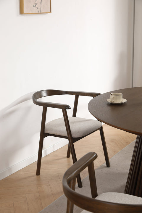 Jocelyn Esszimmerstuhl aus geräucherter Eiche mit beige gepolsterter Sitzfläche